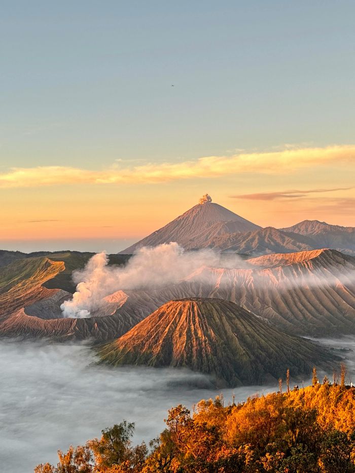 Bromo i Semeru, Jawa Wschodnia – aktywne wulkany widziane o poranku; na horyzoncie widoczna emisja z Semeru